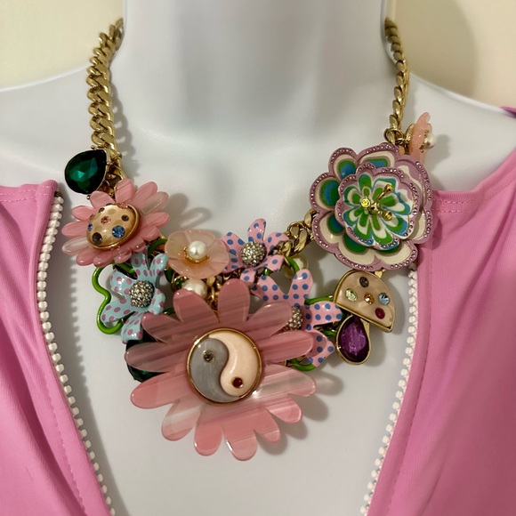 NWOT! Betsey Johnson | Flower Drama Bib Necklace - Picture 2 of 12